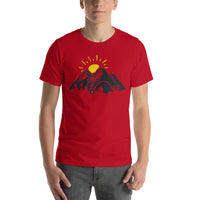 Sonnenaufgang in den Bergen Unisex-T-Shirt